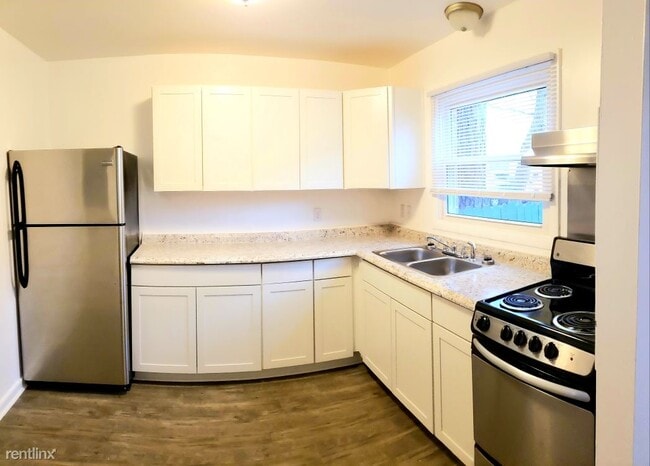 Building Photo - 3 br, 1.5 bath Townhome - 2601 Wayside Dr