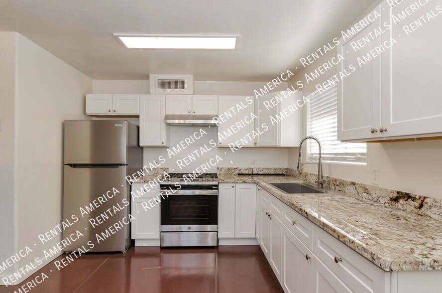 Building Photo - 425 W 26th St
