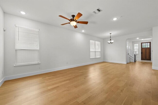Building Photo - 544 Ayinger Ln