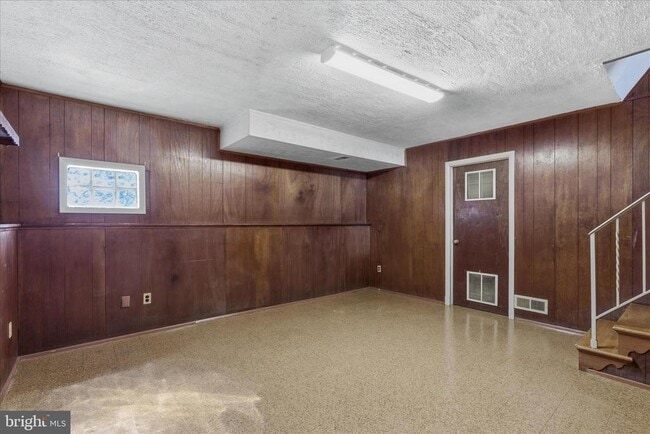 Building Photo - 2423 Harwood Rd