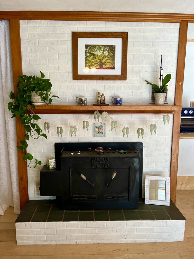 Building Photo - 250 Edgewood Dr