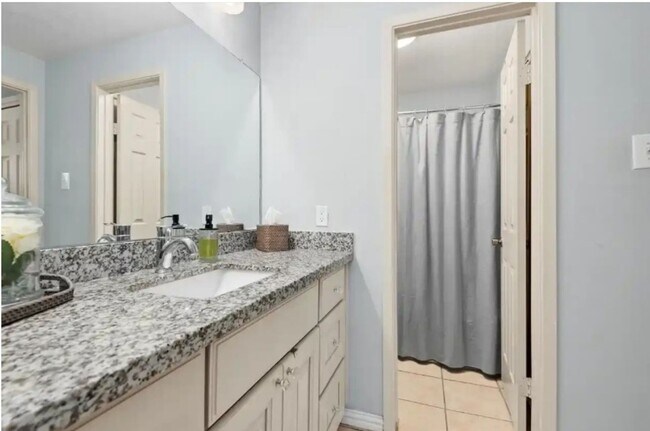 Building Photo - Charming 2BR Condo in Houston