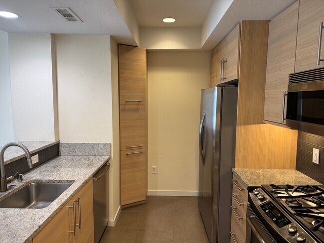 Building Photo - Beautiful third level 2 bedroom condo in the Mercer