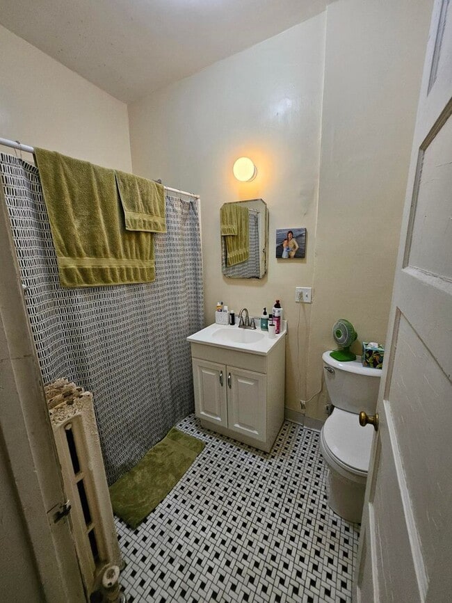 Building Photo - 817 W Belle Plaine Ave