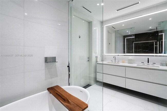 Building Photo - 300 Biscayne Blvd Way