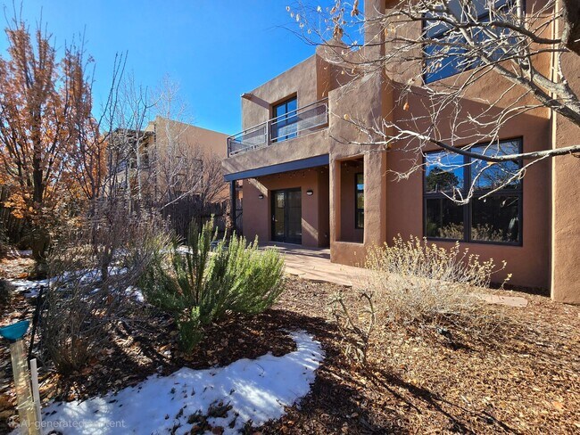 Building Photo - 927 Alto St