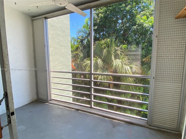 Building Photo - 1638 Embassy Dr