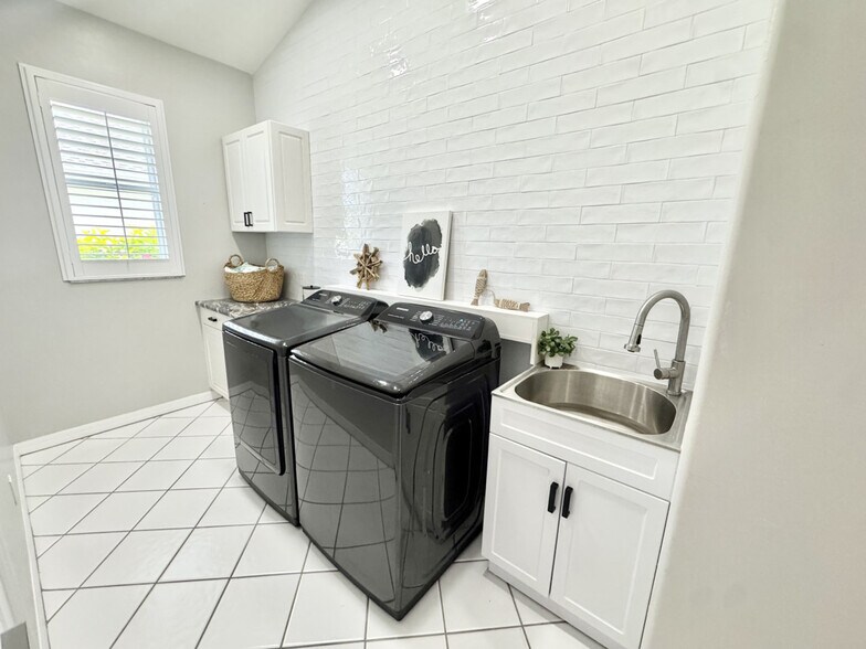 Building Photo - 236 SW 47th St