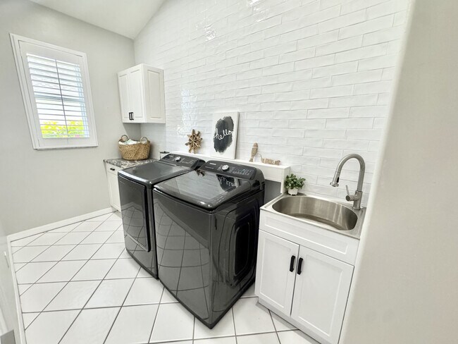 Building Photo - 236 SW 47th St