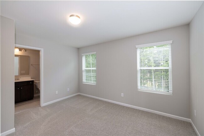 Building Photo - BEAUTIFUL 3BD/2.5BTH Townhome - MALLARD CREEK - AVAILABLE JUNE 2026