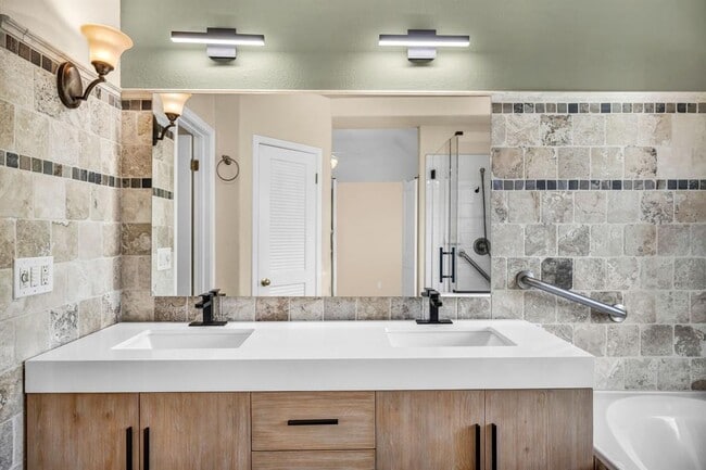 Building Photo - 6806 Thistle Hill Way