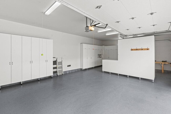 Building Photo - 8 E Longview Dr
