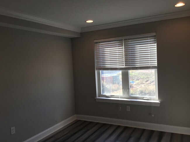 Building Photo - Spacious 2 Bed & 2 Bath Now Available in E...