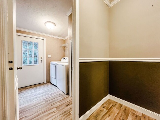 Building Photo - LOCATION! 5 mins from Carolina Beach bridg...
