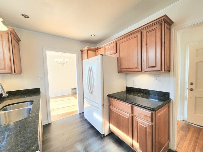 Building Photo - 2 bedroom duplex home