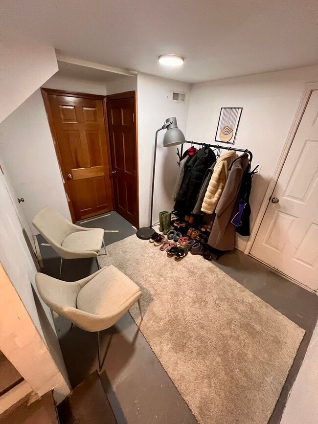 Building Photo - 3 bed 2.5 bath Located in the Heart of The Hill