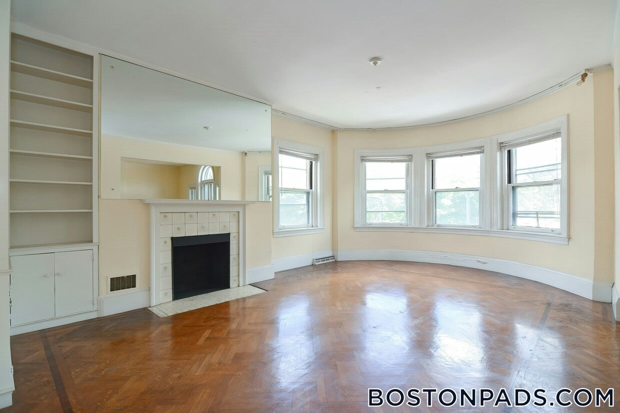 Building Photo - 923 Beacon St