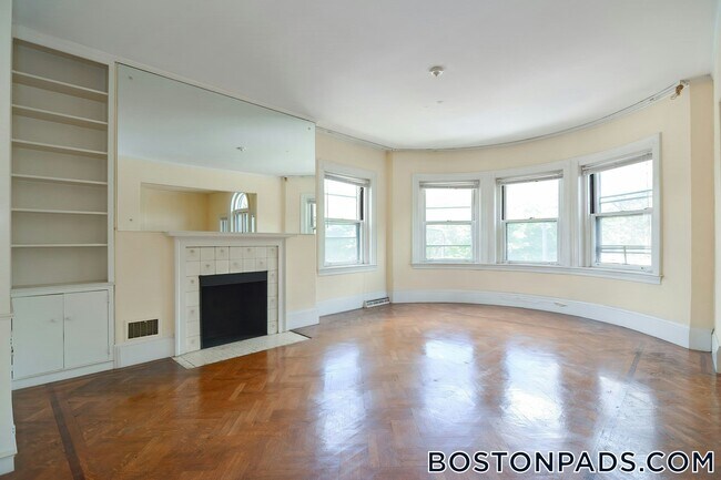 Building Photo - 923 Beacon St