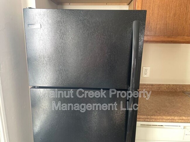 Building Photo - 870 S Main St