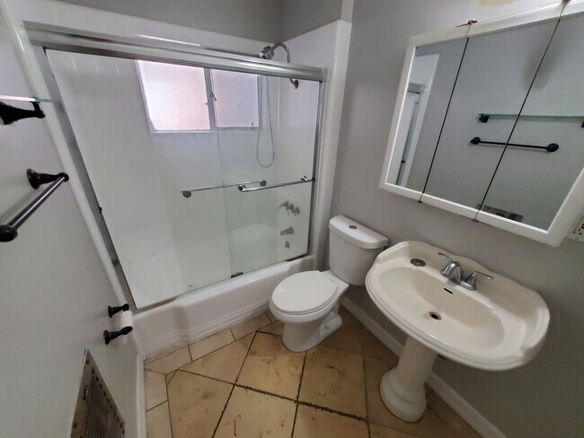 Building Photo - 920 Westbourne Dr