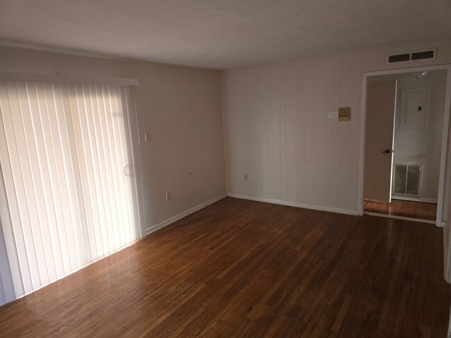 Building Photo - Oak Ridge 37830 - 1 Bedroom, 1 Bath Apartment - Contact Lisa Vineyard and Shannon Russell (865) 2...