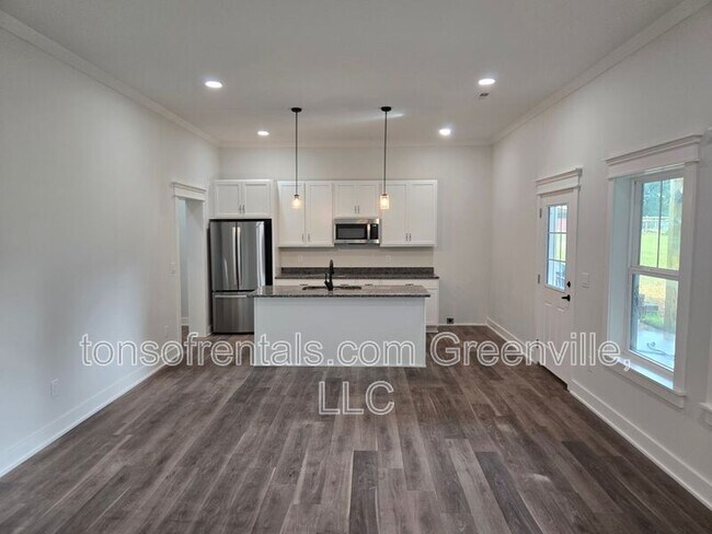 Building Photo - 890 Crenshaw St
