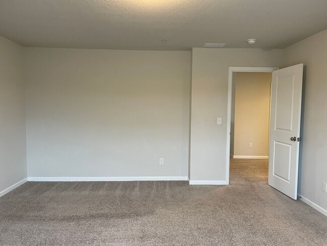 Building Photo - Beautiful 4 Bedroom 2.5 Bath Home Located ...