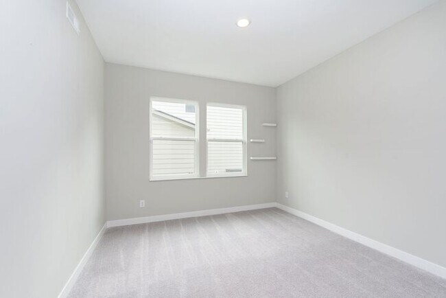 Building Photo - Like New 5 Bedroom 3 Full Bath With Fenced...