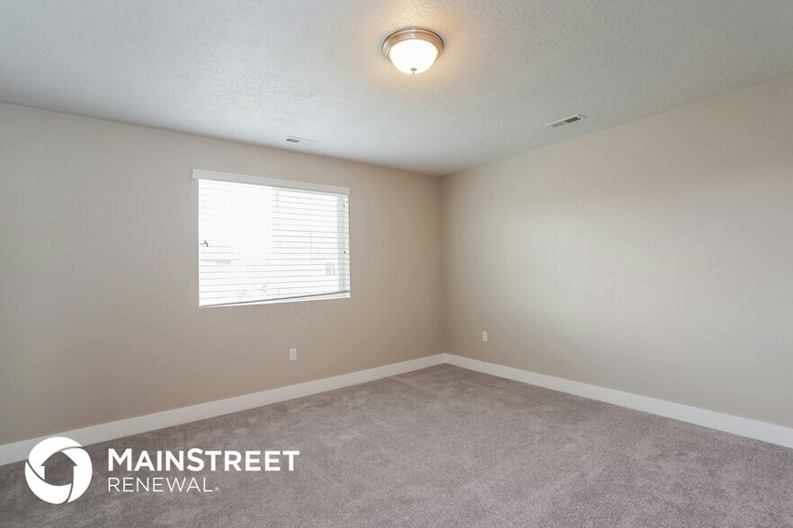 Building Photo - 3562 Bridgeview Ln