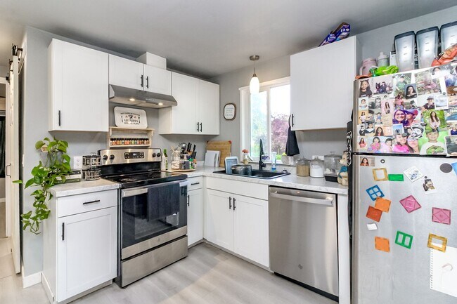 Building Photo - Updated 2 bedroom manufactured home on large corner lot