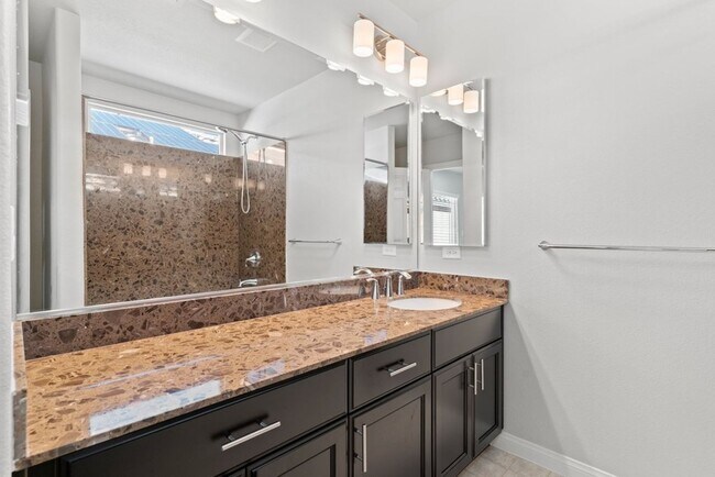 Building Photo - Beautiful 4 Bed 2.5 Bath Home Jones and Wa...