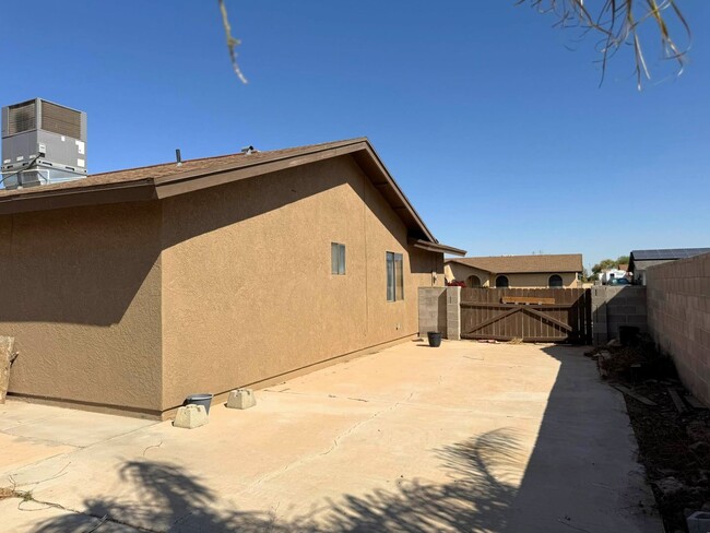 Building Photo - 3 BEDROOM HOME IN TIERRA MESA!