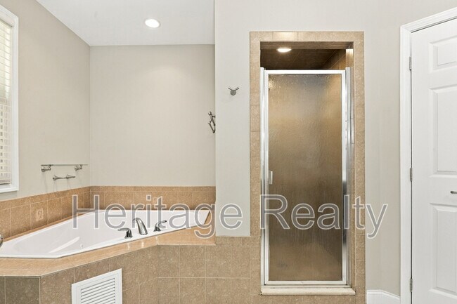 Building Photo - 2000 Cascade Falls Ln