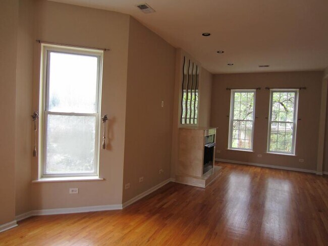 Building Photo - 4321 S Ellis Ave