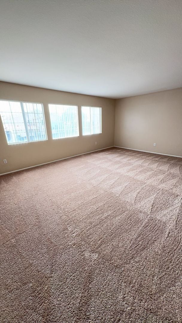 Building Photo - LARGE HOME WITH POOL! LOCATED CLOSE TO HWY...