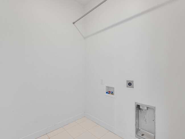 Building Photo - 4638 Tulip Ln