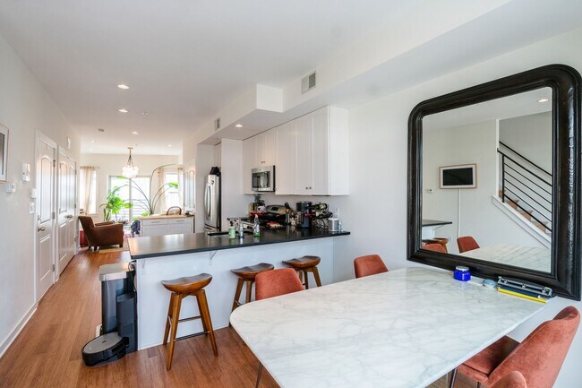 Building Photo - Gorgeous Fairmount One Bedroom Condo