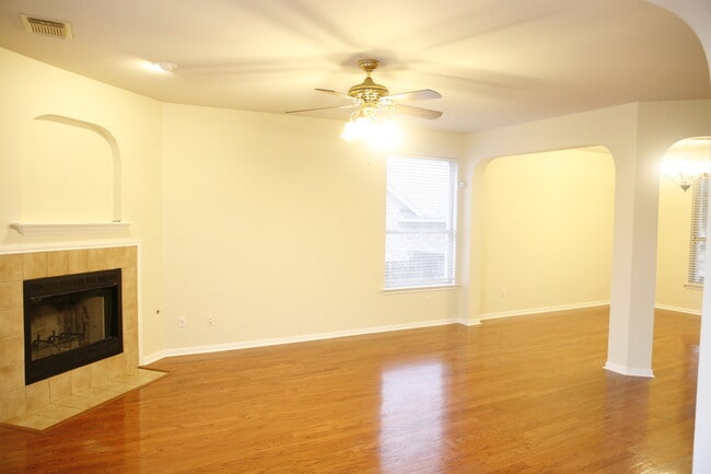 Building Photo - Fabulous 3/2.5   Home in Circle C - Great Views, Yard, Beautiful Home!