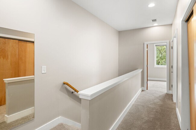 Building Photo - RARE 2 Bed, 2 1/2 Bath Townhome with Garage!