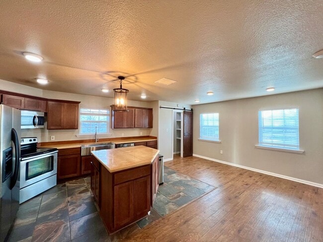 Building Photo - MUST SEE!! Rustic Style 3 Bedroom / 2 Bath...