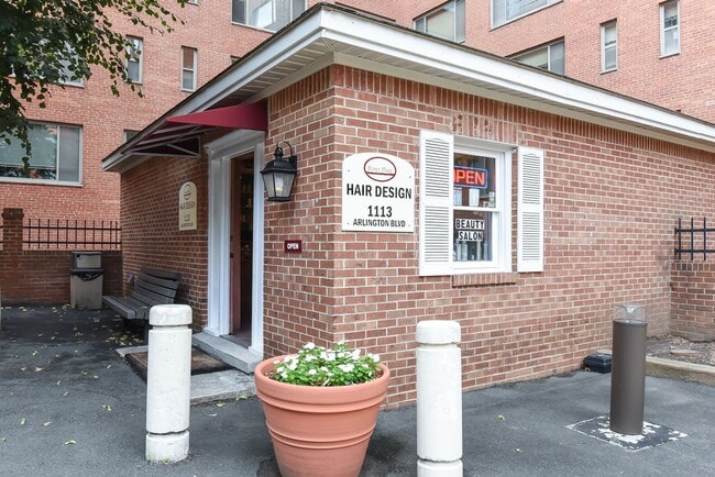 Building Photo - Charming & Spacious One Bedroom at River Place South