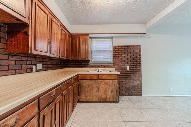 Building Photo - 3 Bed 2 Bath in OKC!