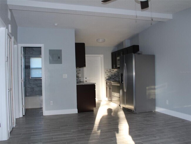 Building Photo - 415 W Lancaster Rd