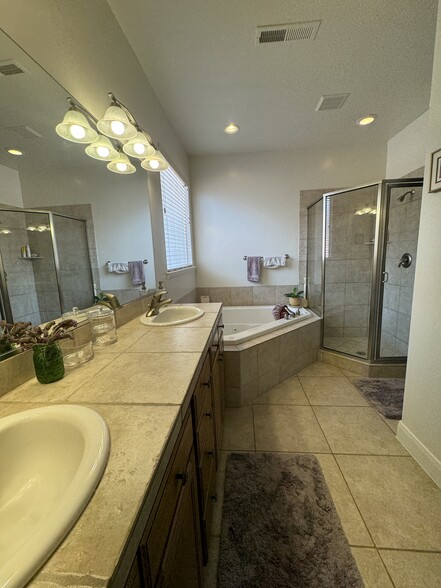 Building Photo - 1097 N Berkshire Dr