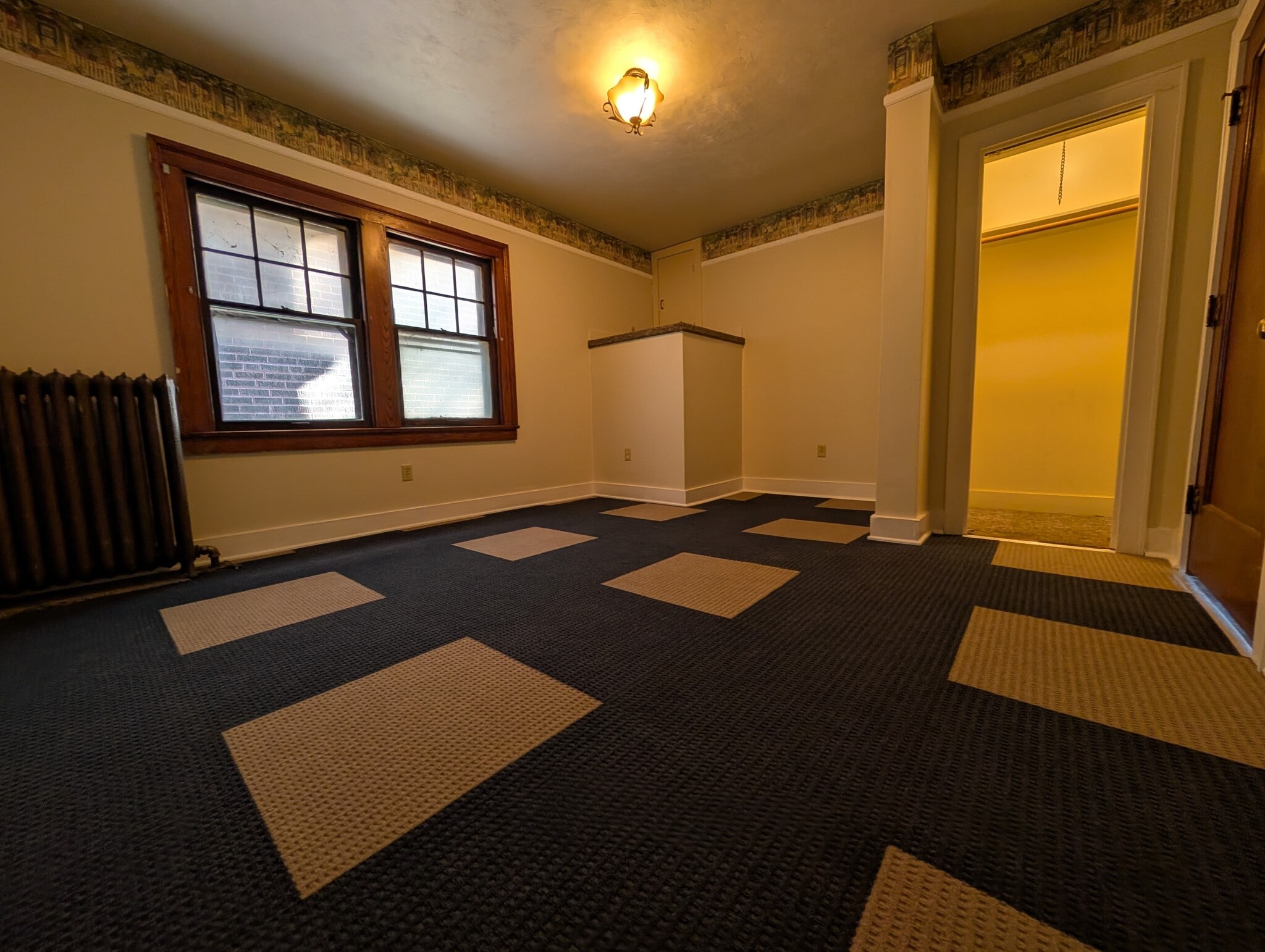 Building Photo - 121 W Comanche Ave