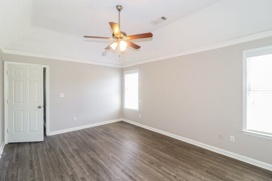 Building Photo - 4011 Chesapeake Way