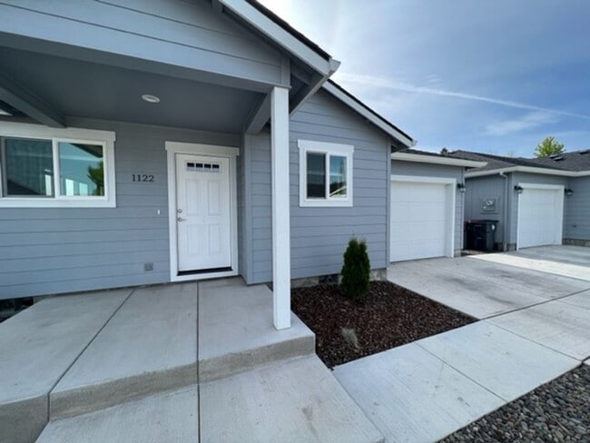 Building Photo - 3 BEDROOMS SINGLE LEVEL HOME