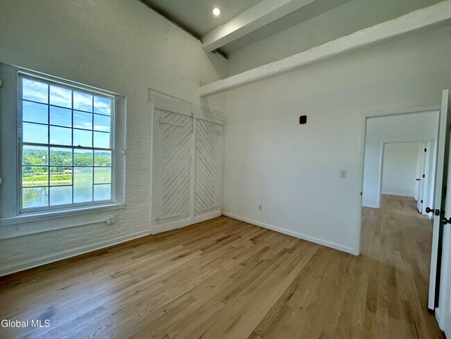 Building Photo - 155 River St