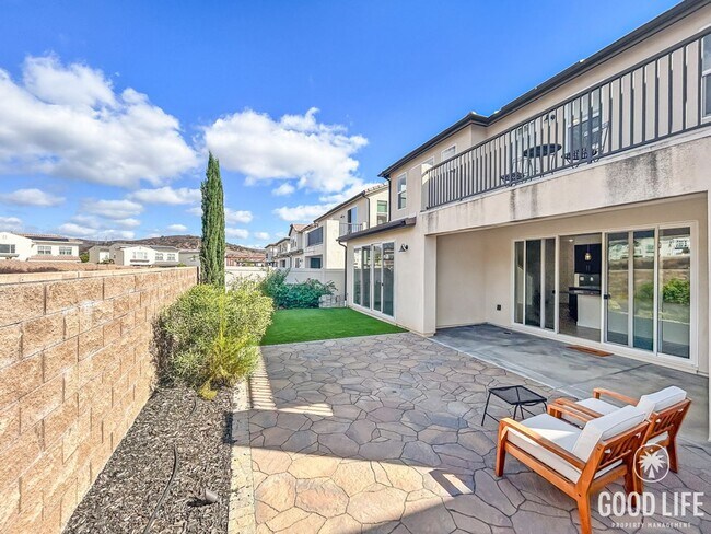 Building Photo - Gorgeous 4B/3BA house w/ large backyard & ...