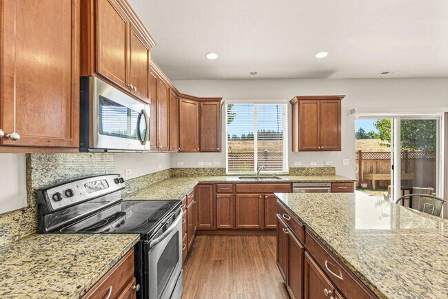 Building Photo - Fully Furnished 5-Bedroom Horizon Pointe H...